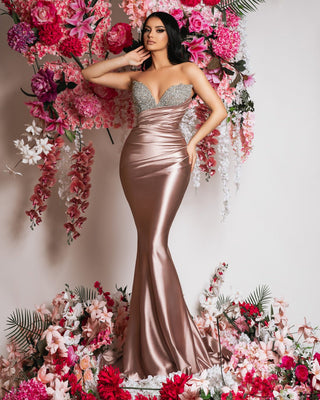 Luxurious long satin dress in champagne with sleeveless design and sparkling accents