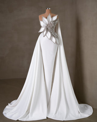 Sleeveless wedding dress with exquisite crystals and pearls.