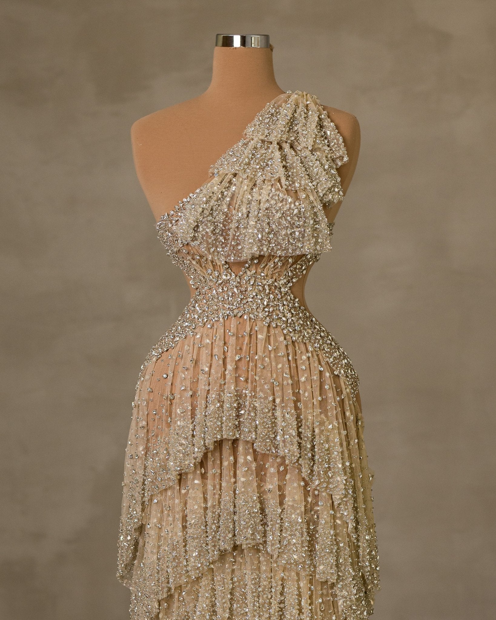 Elegant One-Shoulder Dress Adorned with Sparkling Stone Embellishments
