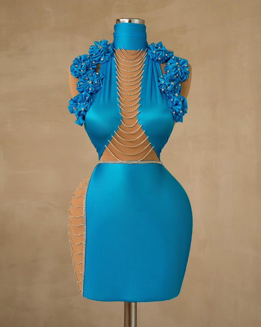 Fashionable Sleeveless Dress Featuring Chic Cut-Outs