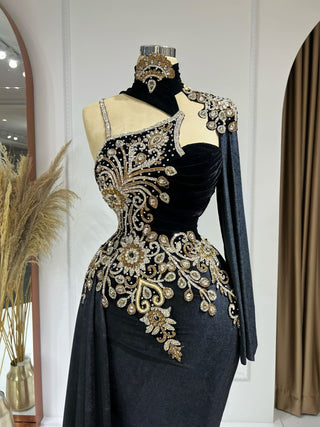 Eve Elegantes, hochgeschlossenes Kleid mit seitlichem Schwanz