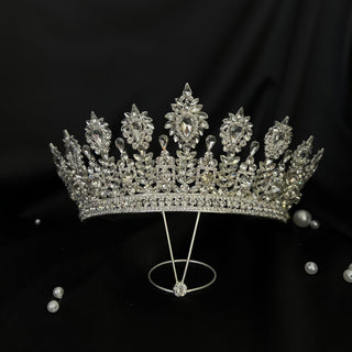 Hené Luxury Crown: A Royal Touch to Your Outfit - blini.web