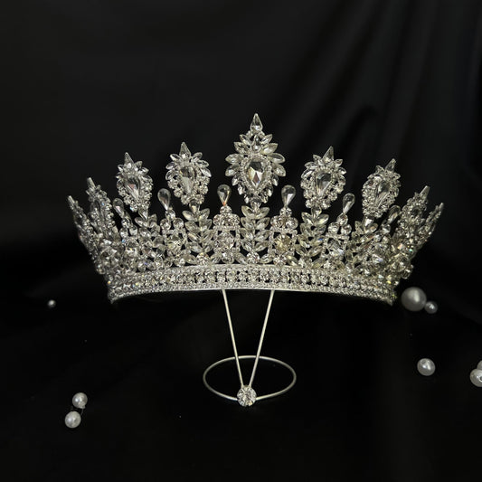 Hené Luxury Crown: A Royal Touch to Your Outfit - blini.web