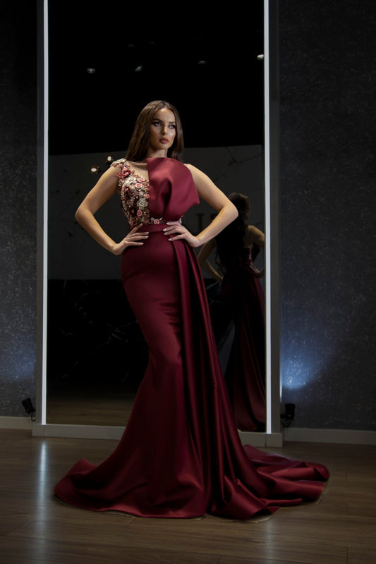 Iara Flowery Lace Dress with Side Tail