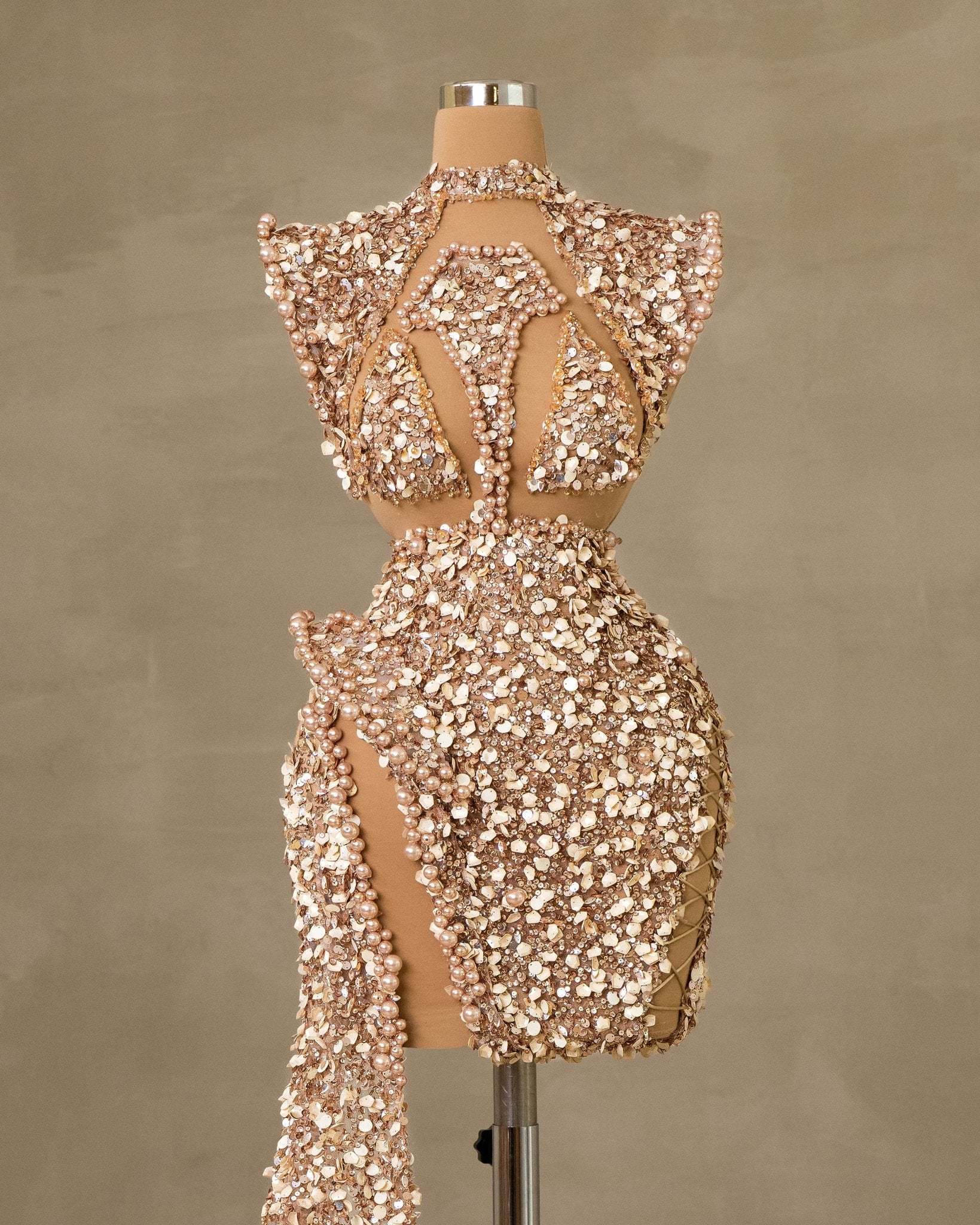 Chic Cut-Out Short Dress with Stylish Side Tail Detail