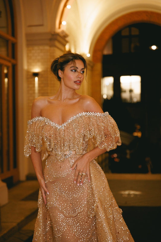 Elegant dress on Jessica De Oliveira, showcasing style and sophistication