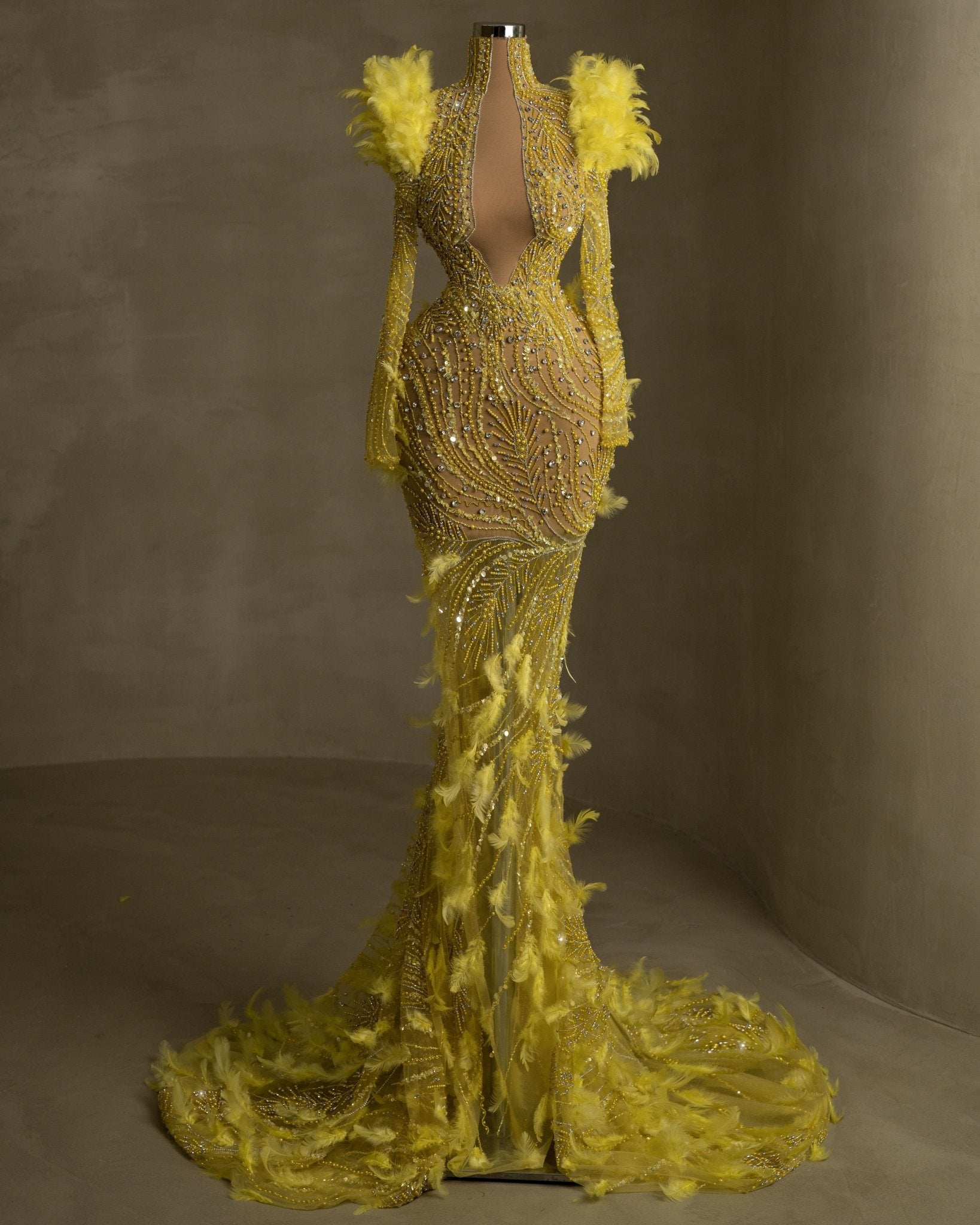 Elegant dress with chic neck cut-outs