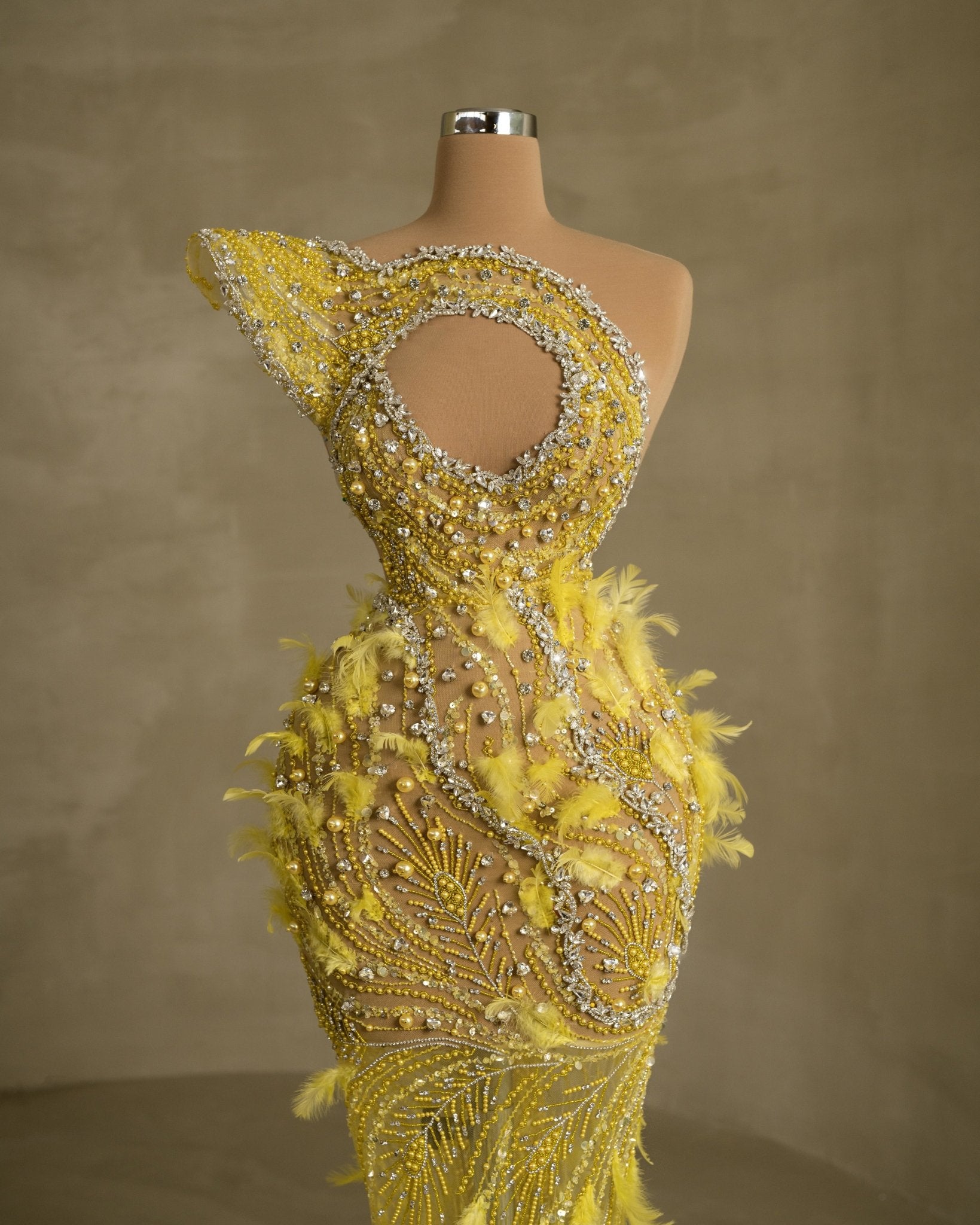 Sleeveless dress featuring exquisite stone and feather embellishments