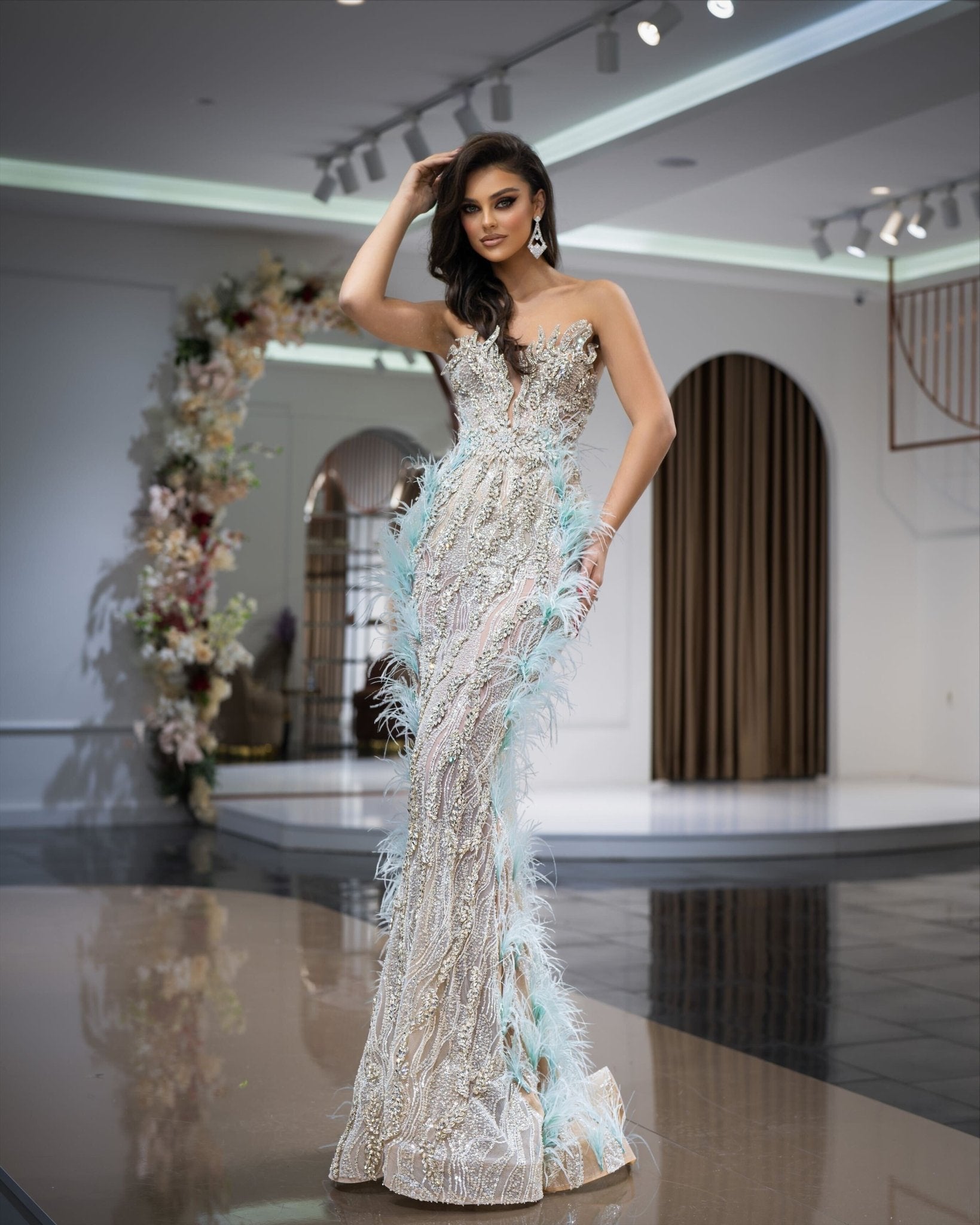 Luxury Lace Sleeveless Dress - Timeless Beauty for Special Occasions