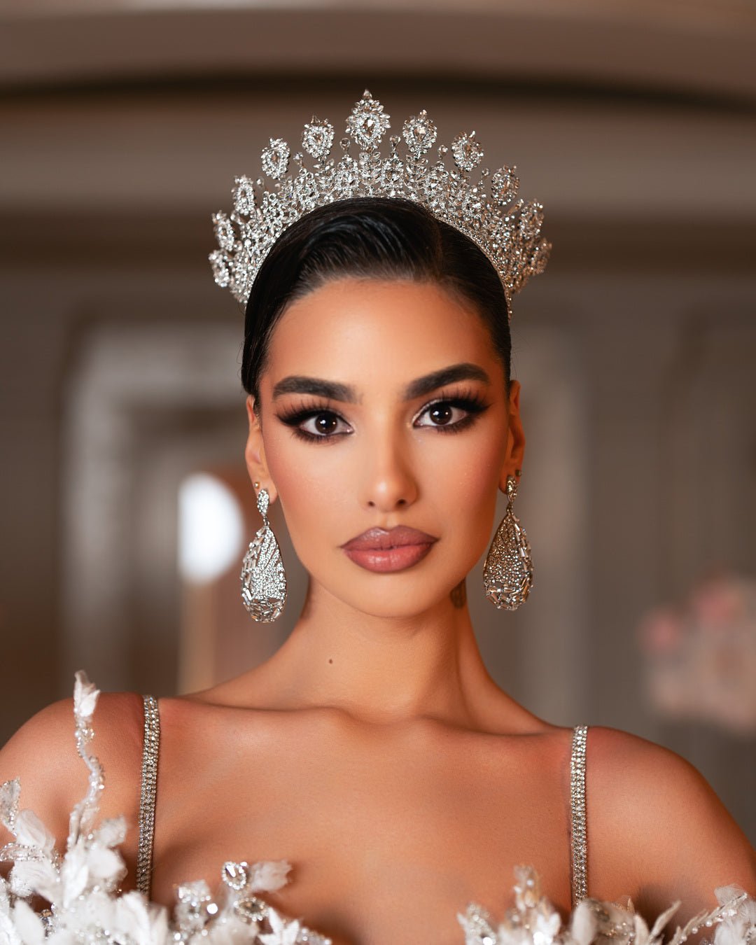 Exquisite luxury crown, the perfect complement to this elegant dress