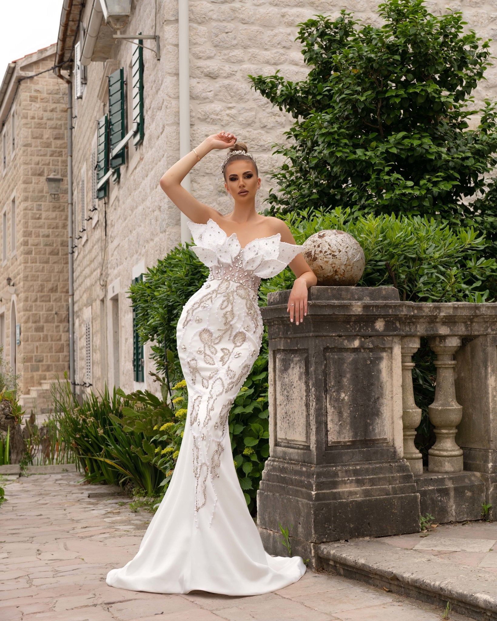 Sleeveless bridal dress discount