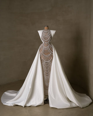 Bridal dress combining elegance and sensuality.