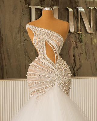 Elegant Sleeveless Bridal Gown with Crystal Embellishments